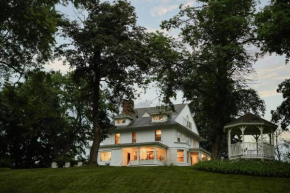 The Pearson House with Waterfront, Boat, Hot Tub, Movie Theater & Firepit